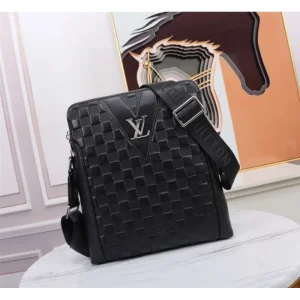 2025FW ショルダーバッグ LOUIS VUITTON ルイヴィトン 秋冬マストハブアイテム 高級感抜群 商品画像 1