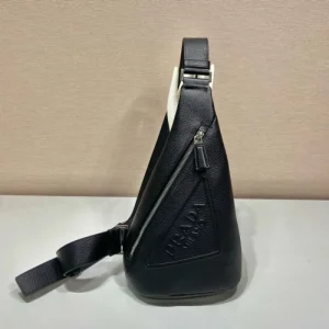 PRADA プラダ チェストバッグ 2025SS 都会的な印象を与えるスタイリッシュなアイテ 商品画像 1