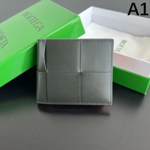 2025SS セールで破格 BOTTEGA VENETA ボッテガヴェネタ 二つ折り財布 商品画像 1