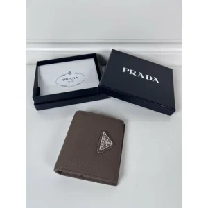 2025SS 春夏の必需アイテム PRADA プラダ 二つ折り財布 商品画像 1