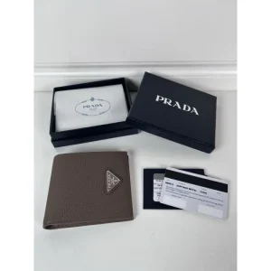 2025SS 大切な方へのギフト PRADA プラダ 二つ折り財布 商品画像 1