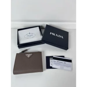 2025SS 呼び声が高い新名品 PRADA プラダ 二つ折り財布 商品画像 1