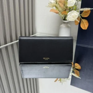 2025SS 新作カジュアルコーデに PRADA プラダ 長財布 商品画像 1