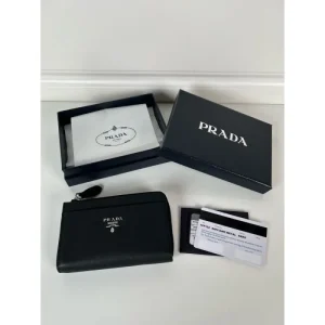 2025SS 今季はファション感漂う PRADA プラダ カードケース 商品画像 1