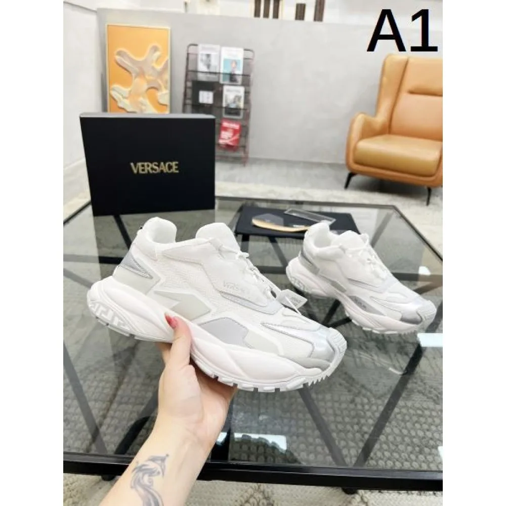 VERSACE ヴェルサーチェ 2025SS 季節を問わず活躍し メンズ用 スニーカー 商品画像 1