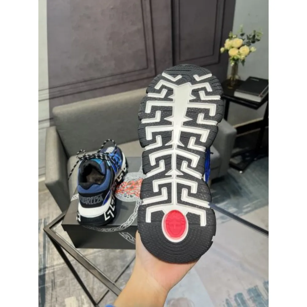 2025FW メンズ スニーカー VERSACE ヴェルサーチェ 大人っぽく見せてくれるエレガントなデザイン 商品画像 9