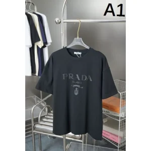 2025SS PRADA プラダ ロゴワッペン付き 半袖Tシャツ クリーンな印象の上質デザイン 商品画像 1