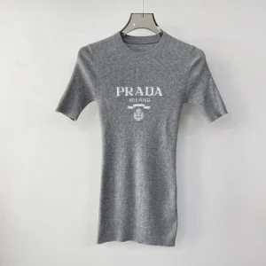 プラダ (PRADA) 2025SS新作 トライアングルロゴ 半袖トップス カジュアルコーデ 商品画像 1