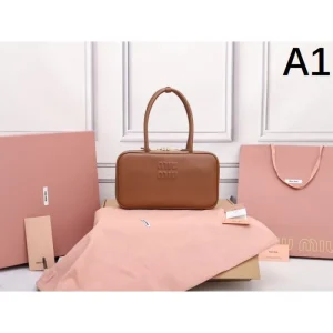 2025SS トートバッグ MIU MIU ミュウミュウ 完売必須☆お早めに 商品画像 1