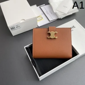 2025SS 引き続き人気のアイテム CELINE セリーヌ 二つ折り財布 商品画像 1