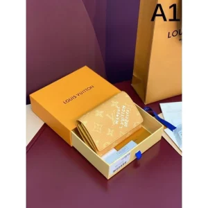 2025SS 高感度なセレブたち愛用 GUCCI グッチ 三つ折り財布 商品画像 1