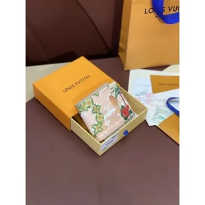 2025SS 限定品 人気No.1 LOUIS VUITTON ルイヴィトン 二つ折り財布 商品画像 1