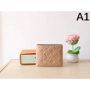 2025SS 二つ折り財布 LOUIS VUITTON ルイヴィトン 新作ロゴ入り財布 商品画像 1