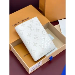 2025SS 二つ折り財布 LOUIS VUITTON ルイヴィトン 新作セールで手に入れるチャンス 商品画像 1