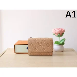 2025SS 三つ折り財布 LOUIS VUITTON ルイヴィトン 年末年始はセール価格で狙い目 商品画像 1