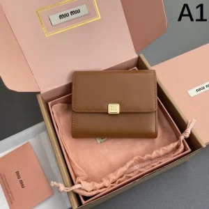 2025SS 今季も引き続きブランド MIU MIU ミュウミュウ 三つ折り財布 商品画像 1