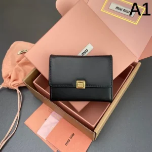 2025SS 着回し力抜群のシンプル MIU MIU ミュウミュウ 三つ折り財布 商品画像 1