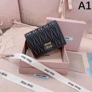 2025SS 二つ折り財布 MIU MIU ミュウミュウ 国内希少!大人気アイテム 商品画像 1
