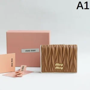 2025SS 二つ折り財布 MIU MIU ミュウミュウ おしゃれで大人気の必須アイテム 商品画像 1