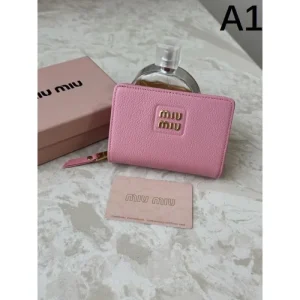 2025FW 二つ折り財布 MIU MIU ミュウミュウ 視線を集める、注目の冬季新作 商品画像 1