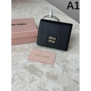 2025FW 二つ折り財布 MIU MIU ミュウミュウ 話題沸騰中の最新冬季新作 商品画像 1