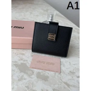 2025FW 二つ折り財布 MIU MIU ミュウミュウ この冬、心ゆくまで楽しめる逸品 商品画像 1