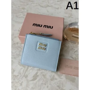 2025FW 二つ折り財布 MIU MIU ミュウミュウ 注目度アップ中の冬季新作 商品画像 1