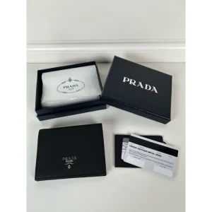 2025SS お洒落さんの愛用率が高い PRADA プラダ 二つ折り財布 商品画像 1