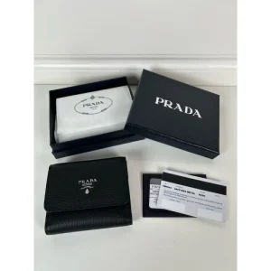 2025SS おしゃれ度をUPする新着 PRADA プラダ 三つ折り財布 商品画像 1