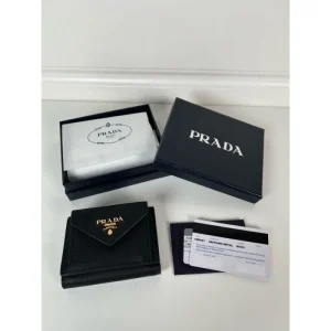 2025SS リラックスした雰囲気に PRADA プラダ 三つ折り財布 商品画像 1