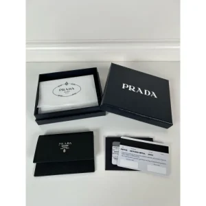 2025SS 毎シーズン存在感のある PRADA プラダ カードケース 商品画像 1