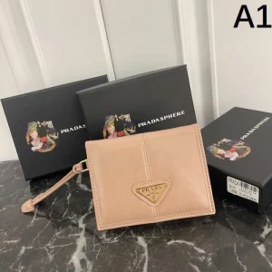 2025FW 二つ折り財布 PRADA プラダ 目を引く、必見の冬季新作 商品画像 1