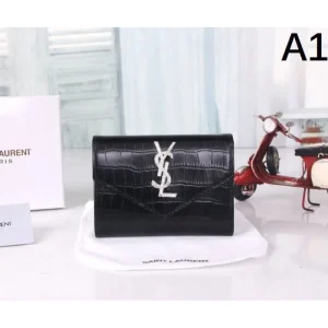 2025FW 三つ折り財布 YSL イヴ サンローラン カジュアルコーデにぴったりなアイテム 商品画像 1