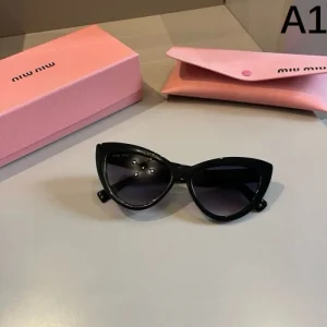 2025FW サングラス MIU MIU ミュウミュウ 着回し力抜群の万能デザイン 商品画像 1