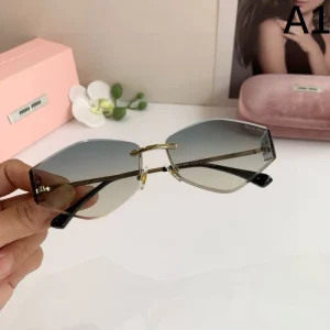 2025FW サングラス MIU MIU ミュウミュウ 今季マストの必須アイテム 商品画像 1