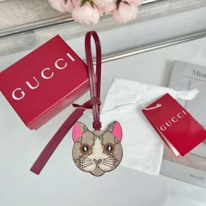 2025SS キーホルダー GUCCI グッチ 季節の変わり目にも活躍する万能キーホルダー 商品画像 1