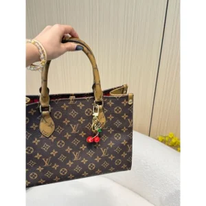 2025SS キーホルダー LOUIS VUITTON ルイヴィトン 夏に映える目を引くトレンドデザイン 商品画像 1