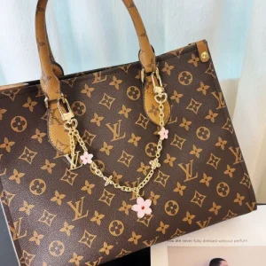 2025SS キーホルダー LOUIS VUITTON ルイヴィトン 季節の変わり目に活躍する定番キーホルダー 商品画像 1