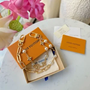 2025SS キーホルダー LOUIS VUITTON ルイヴィトン 夏のおでかけにぴったりの上質アイテム 商品画像 1