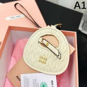 2025SS キーホルダー MIU MIU ミュウミュウ 夏に向けておすすめの上品デザイン 商品画像 1