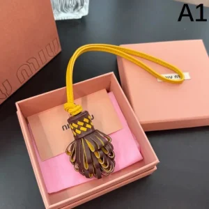 2025SS キーホルダー MIU MIU ミュウミュウ 夏季新作続々登場 ファッション感度高めな人に 商品画像 1