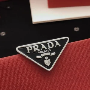 2026新品 ブローチ PRADA プラダ 目を引くデザインが特徴の新作 商品画像 1