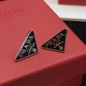 2026新品 イヤリング PRADA プラダ デイリー使いに最適な定番モデル 商品画像 1