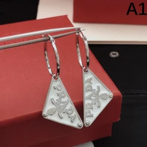 2026新品 イヤリング PRADA プラダ クールで洗練された人気アイテム 商品画像 1