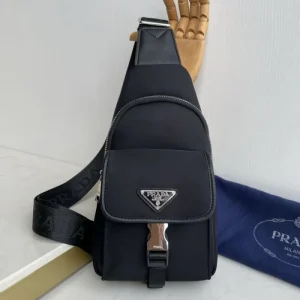 PRADA プラダ ボディバッグ 2026新作 シーンを選ばない万能デザイン 商品画像 1