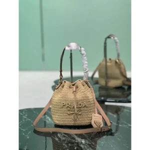 PRADA プラダ トートバッグ 2026新作 一気に上級者見えする洗練スタイル 商品画像 1