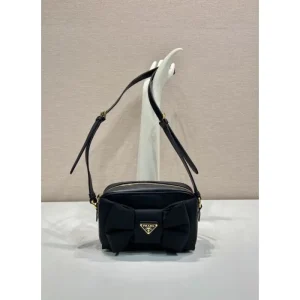 PRADA プラダ ショルダーバッグ 2026新作 使いやすい絶妙サイズ感 商品画像 1