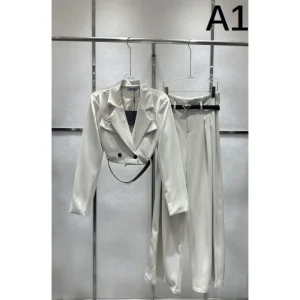 2026新品 セットアップ PRADA プラダ 再入荷大人気モデル お得セール実施中 商品画像 1